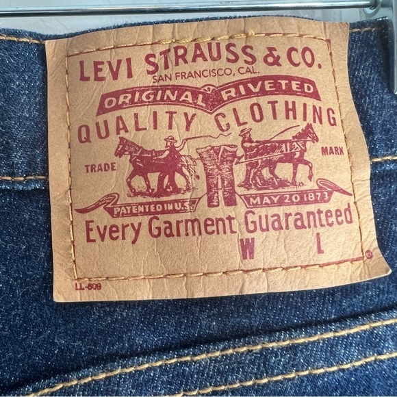 🌺LEVI’s Jean Shorts—washed never worn--Dark Wash Denim Shorts Size 3 Jr.🌺 - Picture 3 of 6